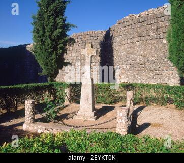 MONUMENTO A LOS CAIDOS EN EL RECINTO DE LA IGLESIA. ORT: IGLESIA DE SAN TORCUATO. SANTORCAZ MADRID. SPANIEN. Stockfoto