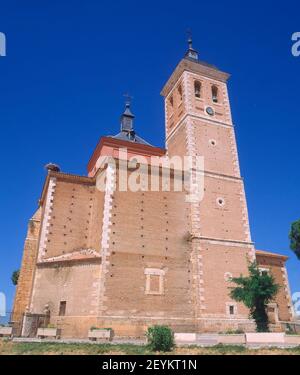 IGLESIA PARROQUIAL- COMENZADA EN 1578 Y TERMINADA EN 1715 AL FINALIZAR LA TORRE. ORT: IGLESIA DE LA ASUNCION. MECO. MADRID. SPANIEN. Stockfoto