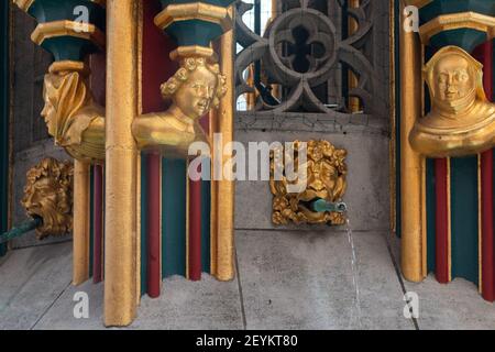 Zahlen zum Schönen Brunnen in Nürnberg. Stockfoto