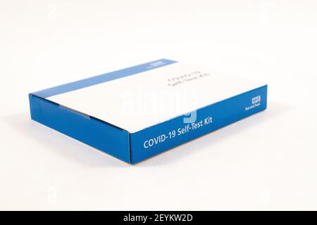 NHS COVID-19 Selbsttest-Kit auf weißem Hintergrund. Stockfoto