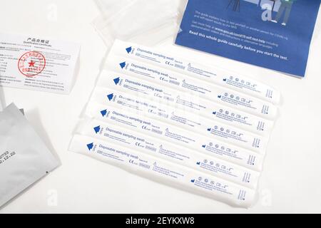 NHS COVID-19 Selbsttest-Kit auf weißem Hintergrund. Stockfoto