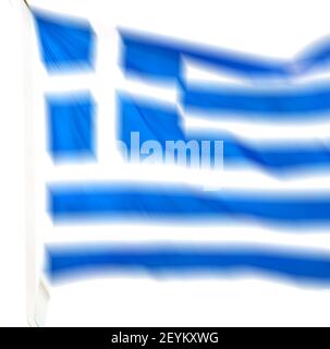 Verschwommene weiße wehende griechische Flagge Stockfoto