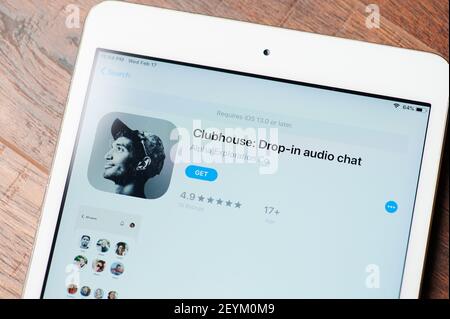 New york, USA - 17. Februar 2021: IClubhouse Drop-in Audio-Chat-App auf Smartphone-Bildschirm Nahaufnahme. Stockfoto