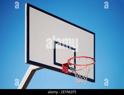 Basketballring Seitenansicht auf blauem Himmel Hintergrund Stockfoto