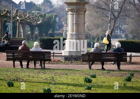Krefeld, Nordrhein-Westfalen, Deutschland - Senioren sitzen auf der Parkbank im Landkreis Uerdingen. Stockfoto