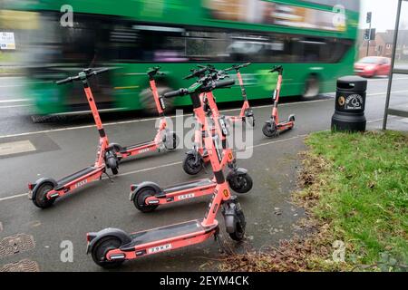 Vermietung von E-Scootern in Bradley Stoke. Erhältlich als Teil eines Prozesses im Westen Englands, zur Verfügung gestellt von VOI. Stockfoto