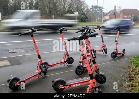 Vermietung von E-Scootern in Bradley Stoke. Erhältlich als Teil eines Prozesses im Westen Englands, zur Verfügung gestellt von VOI. Stockfoto