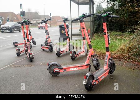 Vermietung von E-Scootern in Bradley Stoke. Erhältlich als Teil eines Prozesses im Westen Englands, zur Verfügung gestellt von VOI. Stockfoto