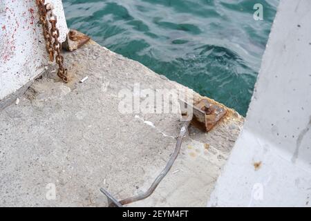 Geräucherte Zigarette und auf dem Straßenboden mit seiner Asche in der Nähe der türkisfarbenen bosporus Meer in istanbul Schiff mit türkisfarbenem Meer zu bekämpfen. Stockfoto