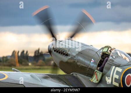 JE-J (G-SPIT) Spitfire, Duxford Airfield, Cambridgeshire Stockfoto