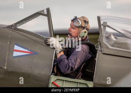 Pilot der je-J (G-SPIT) Spitfire Flugzeuge, Flugplatz Duxford, Cambridgeshire Stockfoto