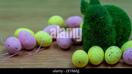 Nahaufnahme von bunten gelben und rosa osterei platziert Auf einem Holztisch Stockfoto