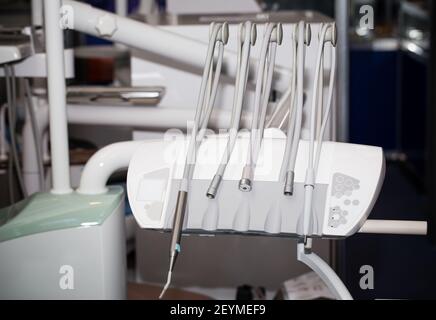 Zahnärztliche Instrumente und Geräte Nahaufnahme in einem Zahnarztbüro. Foto kann als ganzer Hintergrund verwendet werden. Stockfoto