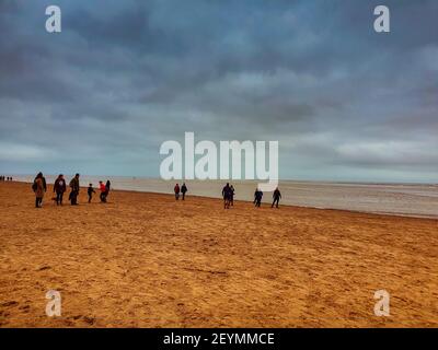 Exmouth England Dezember 27 2019, Menschen zu Fuß am Strand in der weihnachtszeit Stockfoto