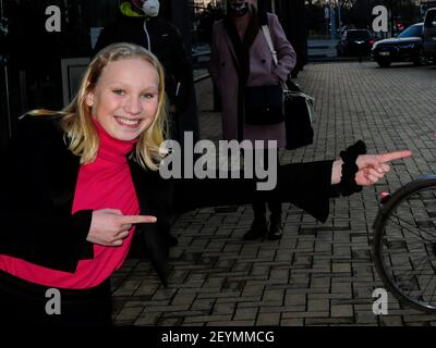 Helena Zengel bei der Ankunft zur TV-Aufzeichnung der Talkshow 'Riverboat' im Studio 3 der Media City Leipzig. Leipzig, 05.03.2021 Stockfoto