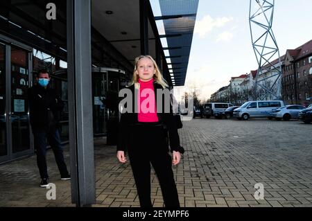 Helena Zengel bei der Ankunft zur TV-Aufzeichnung der Talkshow 'Riverboat' im Studio 3 der Media City Leipzig. Leipzig, 05.03.2021 Stockfoto