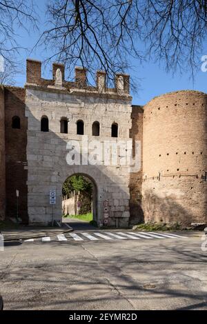 Rom. Italien. Porta Latina Tor in der Aurelianischen Mauer markiert das Ende der antiken Via Latina in Rom. Stockfoto