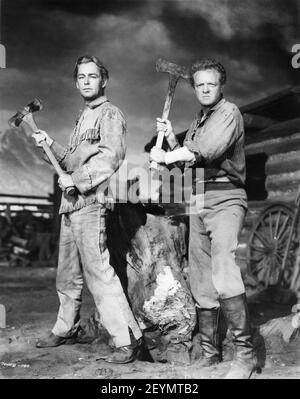 ALAN LADD und VAN HEFLININ in SHANE 1953 Regisseur GEORGE STEVENS nach einem Roman von Jack Shaeffer kostümiert Edith Head Paramount Pictures Stockfoto