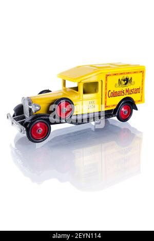 Getragenes Diecast-Modell eines Oldtimer-LKW 'Colman's Mustard'. Isoliert auf weißem Hintergrund, mit Reflexion. Stockfoto