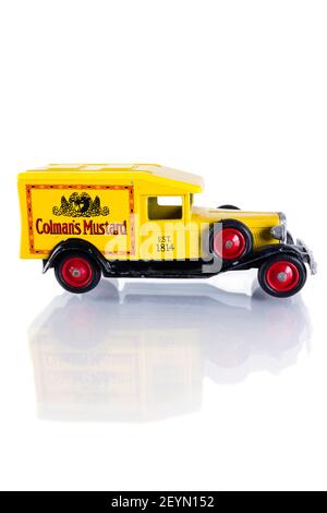 Getragenes Diecast-Modell eines Oldtimer-LKW 'Colman's Mustard'. Isoliert auf weißem Hintergrund, mit Reflexion. Stockfoto