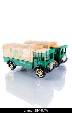 Getragene Diecast-Modelle von vintage 'Peak Frean's Biscuits' LKW. Isoliert auf weißem Hintergrund, mit Reflexion. Stockfoto