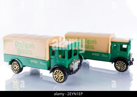 Getragene Diecast-Modelle von vintage 'Peak Frean's Biscuits' LKW. Isoliert auf weißem Hintergrund, mit Reflexion. Stockfoto