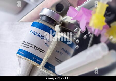 Fläschchen mit antiviraler chemischer Verbindung Plitidepsin, Diese Formulierung hat eine viel stärkere antivirale Wirksamkeit gegen SARS-CoV-2 als die einzige antivir Stockfoto