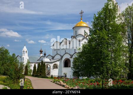 Die Kathedrale der Fürbitte und die Kirche der Empfängnis der Anna im Kloster der Fürbitte (Pokrovsky Kloster) im Frühling, Susdal, Goldener Ring Russlands Stockfoto