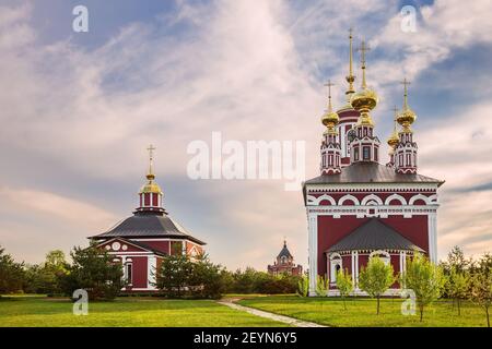 Tempelkomplex in Mikhaly am Stadtrand von Susdal besteht aus drei Kirchen - Michael der Erzengel, die Heiligen Florus und Laurus, Alexander Nevsky. G Stockfoto