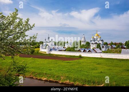 Blick auf das Fürbitte-Kloster (Pokrovsky Kloster) im Frühling, Susdal, Goldener Ring von Russland Stockfoto