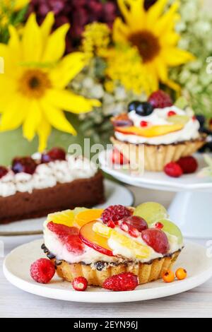 Bunte Cupcakes mit frischen Früchten. Party-Dessert Stockfoto