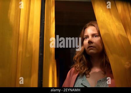 AMY ADAMS IN THE WOMAN IN THE WINDOW (2021), REGIE: JOE WRIGHT. Kredit: 20th CENTURY FOX STUDIOS / Album Stockfoto