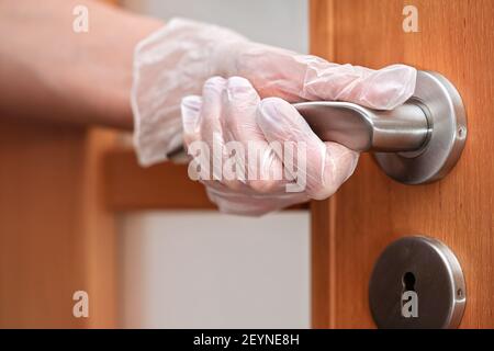 Handgriff aus Metall in Handschuhen - Virenschutz-Konzept Stockfoto