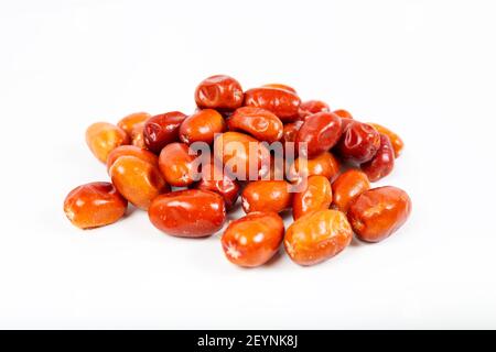 Oleaster Frucht isoliert auf weiß. Frische rohe Silberbeerfrüchte, Oleaster oder russische Olive ( Elaeagnus). Stockfoto
