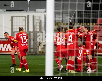 Leverkusen, Deutschland. März 2021, 05th. Das Team feiert beim Bundesliga-Spiel der Frauen zwischen Bayer 04 Leverkusen und Turbine Potsdam im Ulrich-Haberland-Stadion in Leverkusen seinen zweiten Treffer Quelle: SPP Sport Pressefoto. /Alamy Live Nachrichten Stockfoto