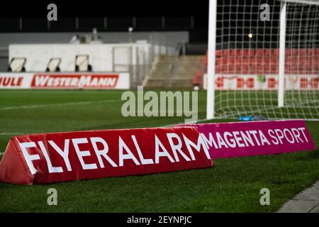 Leverkusen, Deutschland. März 2021, 05th. Sponsoren beim Bundesliga-Spiel der Frauen zwischen Bayer 04 Leverkusen und Turbine Potsdam im Ulrich-Haberland-Stadion in Leverkusen, Deutschland Quelle: SPP Sport Pressefoto. /Alamy Live Nachrichten Stockfoto