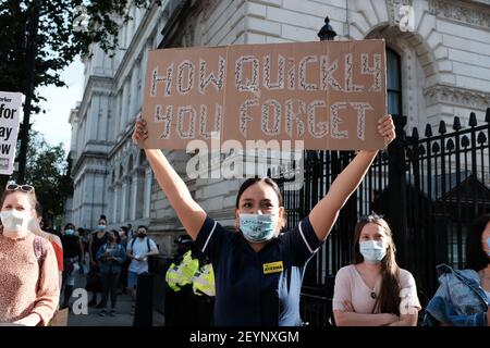 LONDON - 29th. JULI 2020: NHS-Arbeiter marschieren vom St. Thomas Hospital in die Downing Street, um Boris Johnson und die Regierung bezüglich Lohnkürzungen zu klatschen Stockfoto