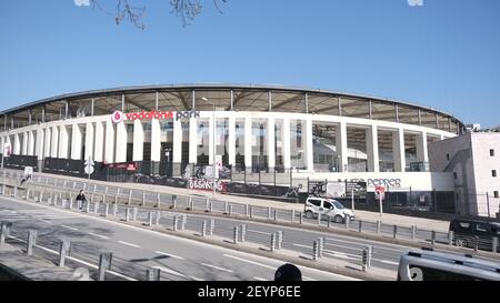 istanbul. Türkei. 04,03.2021. Besiktas Fußballverein Stadion Fassade in Istanbul während sonnigen Tages. Stockfoto