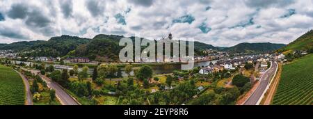 Panorama von Cochem mit der Reichsburg Cochem, Deutschland. Drohnenfotografie. Erstellt aus mehreren Bildern, um ein Panoramabild zu erstellen. Stockfoto