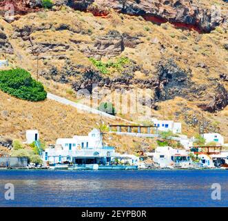 Gebäude aus einem Boot in europa griechenland santorini Insel Haus und Felsen Himmel Stockfoto