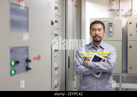 Portrait des Ingenieurs Power Systems in Fabrik, Industrie. Stockfoto