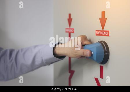 Der Techniker vorbeugende Wartung stellen Schalter Notstromversorgung Systeme Stockfoto