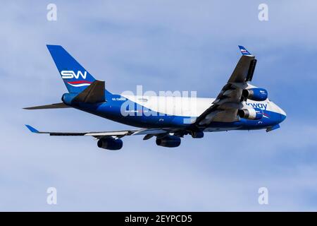 Silk Way West Airlines Boeing 747-4R7F (Reg: 4K-SW008) auf dem Aufstieg von der Start- und Landebahn 13. Stockfoto