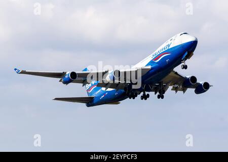 Silk Way West Airlines Boeing 747-4R7F (Reg: 4K-SW008) auf dem Aufstieg von der Start- und Landebahn 13. Stockfoto