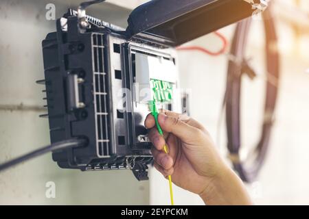 Techniker reparieren Anschluss die Fasern auf Splitter-Fach Nahaufnahme außen Stockfoto