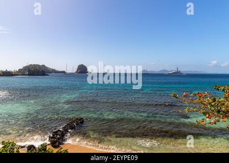 Mega Yachts vor Anker in Indian Bay, Saint Vincent und den Grenadinen Stockfoto