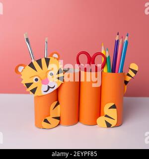 Hausgemachte Bleistifthalter, Toilettenpapierrolle Handwerk Konzept für Kinder und Kindergarten, DIY, Tutorial, Tiger Spielzeug Stockfoto