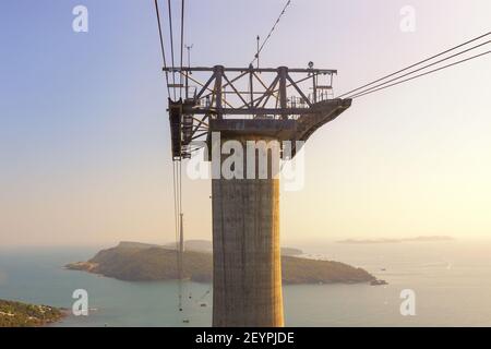 Nahaufnahme des Seilbahnturms auf der Phu Quoc Insel, Vietnam Stockfoto