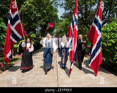 Norweger mit thailändischen Freunden, Ehepartnern und Kindern feiern ihren Nationalfeiertag, den Tag der Verfassung, am 17th. Mai 2019 beim norwegischen Botschafter Stockfoto