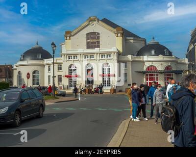 Cabourg, Frankreich, März 2021: Casyna in Cabourg. Frühling Tag, Touristen gehen auf den Straßen der Stadt in einem sonnigen Tag. Pandemiezeiten Stockfoto